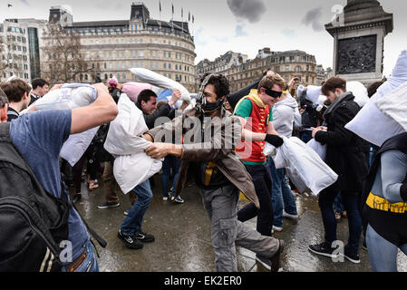 L'International Pillow Fight day à Trafalgar Square, Londres. Banque D'Images