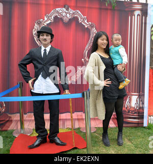 La Chine Handan, Province de Hebei. 6ème apr 2015. -- Les visiteurs posent pour les photos par une cire figure de la fin de l'acteur comique Charlie Chaplin à Handan, Province de Hebei en Chine du nord, le 6 avril 2015. Une figure de cire se tiendra ici durant les trois jours du Festival Qingming maison de vacances. © Hao Qunying/Xinhua/Alamy Live News Banque D'Images