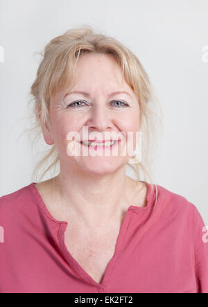 Une femme plus âgée avec des cheveux blonds est heureux, studio portrait Banque D'Images