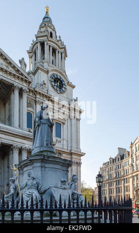 Statue de la reine Victoria, la Cathédrale St Paul, à Londres Banque D'Images