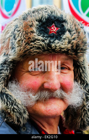 Homme avec une grande moustache portant un chapeau de fourrure de style russe avec un symbole insigne russe, Glasgow, Écosse Banque D'Images