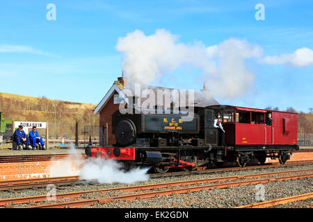 Charbon Fireless driven locomotive tirant de frein une camionnette transportant des touristes à Dunaskin Industrial Railway museum, Ayrshire, Scotland Banque D'Images