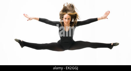 Beau portrait danseuse sauter et faire partagé en l'air, sur fond blanc Banque D'Images