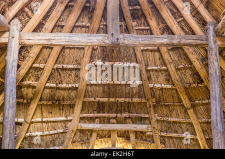 Une partie de l'ère viking réplique de village dans le sud de la Suède au début du printemps. L'intérieur de la maison principale. Détail de la construction de plafond Banque D'Images