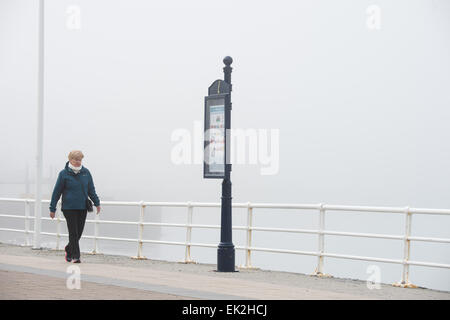 Aberystwyth, Pays de Galles, Royaume-Uni. 06 avril 2015. Après un brillant début, les brumes de la mer rouler dans plus de Aberystwyth sur Pâques lundi matin. Malgré cela, le beau temps devrait se maintenir pour les prochains jours, en particulier dans l'ouest du Royaume-Uni, avec des températures qui atteignent 19-20ºC dans des lieux Crédit : Keith morris/Alamy Live News Banque D'Images