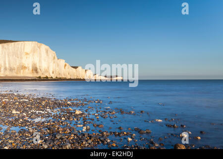 Cuckmere Haven Beach, East Sussex, UK. 5 avril, 2015. Le 05 avril 2015. Les sept soeurs des falaises de craie sur la Manche dans l'East Sussex, vu de Cuckmere Haven Beach, avec beau ciel bleu juste avant le coucher du soleil le dimanche de Pâques. Banque D'Images