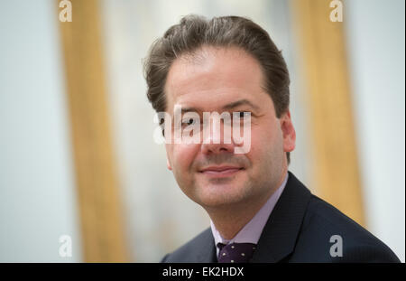 Directeur du Musée Staedel Max Hollein se trouve dans l'exposition Claude Monet au Musée Städel à Francfort/Main, Allemagne, 10 mars 2015. L'exposition 'Monet et la naissance de l'Impressionnisme' est l'un des points forts de l'année anniversaire à l'occasion du 200e anniversaire de l'Staedle museum. Photo : Boris Roessler/dpa Banque D'Images