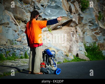 L'autostop randonneur le long de la route de parc national Parc National de Garajonay l'île de La Gomera Canaries Espagne Banque D'Images