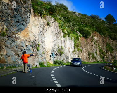 L'autostop randonneur le long de la route de parc national Parc National de Garajonay l'île de La Gomera Canaries Espagne Banque D'Images