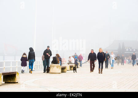 Aberystwyth, Pays de Galles, Royaume-Uni. 06 avril 2015. Après un brillant début, les brumes de la mer rouler dans plus de Aberystwyth sur Easter Bank Holiday lundi matin. Malgré le froid de l'air brumeux, les vacanciers encore flâner le long de la promenade et la jetée en dépit de cela, le beau temps devrait se maintenir pour les prochains jours, en particulier dans l'ouest du Royaume-Uni, avec des températures qui atteignent 19-20ºC dans des lieux Crédit : Keith morris/Alamy Live News Banque D'Images