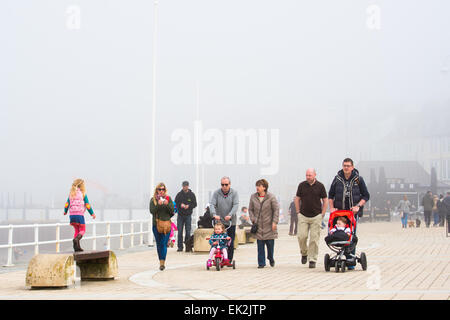 Aberystwyth, Pays de Galles, Royaume-Uni. 06 avril 2015. Après un brillant début, les brumes de la mer rouler dans plus de Aberystwyth sur Easter Bank Holiday lundi matin. Malgré le froid de l'air brumeux, les vacanciers encore flâner le long de la promenade et la jetée en dépit de cela, le beau temps devrait se maintenir pour les prochains jours, en particulier dans l'ouest du Royaume-Uni, avec des températures qui atteignent 19-20ºC dans des lieux Crédit : Keith morris/Alamy Live News Banque D'Images