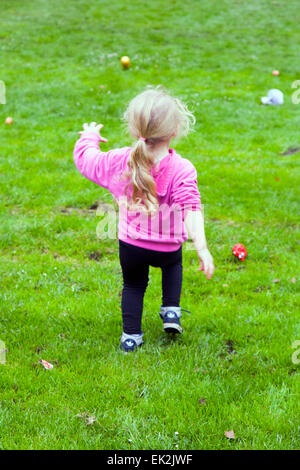 Avenham Park, Preston, Lancashire, Royaume-Uni 6 avril 2015. Œufs de Pâques à l'Avenham Park. Martina, 3 ans qui roulait son oeuf de Pâques sur la colline traditionnellement utilisée pour l'événement dans le parc, sur le premier roulement de la journée. Banque D'Images