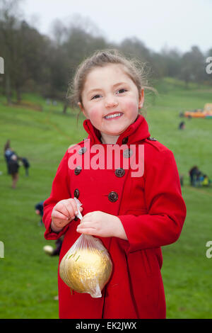 Avenham Park, Preston, Lancashire, Royaume-Uni 6 avril 2015. Œufs de Pâques à l'Avenham Park. Ria Heys, 4 ans de Leyland, en rollant son oeuf de Pâques sur la colline traditionnellement utilisée pour l'événement dans le parc, sur la première promenade de la journée. Banque D'Images