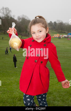 Avenham Park, Preston, Lancashire, Royaume-Uni 6 avril 2015. Œufs de Pâques à l'Avenham Park. Ria Heys, 4 ans de Leyland, en rollant son oeuf de Pâques sur la colline traditionnellement utilisée pour l'événement dans le parc, sur la première promenade de la journée. Banque D'Images