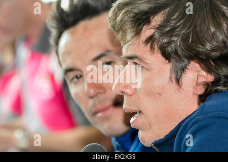 Belfast, Irlande du Nord. 7 mai 2014 - Joaquim Rodriguez observe tandis que Rigoberto Uran répond à une question à la conférence de presse pour lancer le Tour d'Italie cycliste Banque D'Images