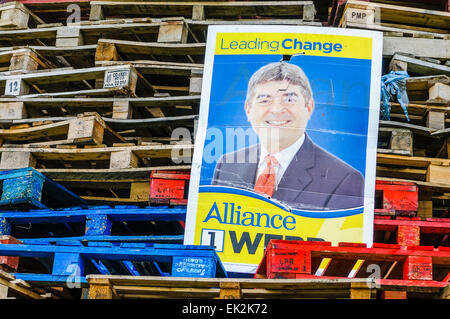 Belfast, Irlande du Nord. 11 juillet 2014 - Une des affiches électorales pour le conseiller Billy Webb (Alliance), sur un feu prêt à être brûlé. Banque D'Images