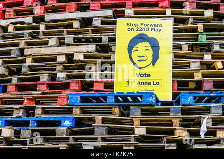 Belfast, Irlande du Nord. 11 juillet 2014 - Une des affiches électorales pour le conseiller Anna Lo (Alliance), sur un feu prêt à être brûlé. Banque D'Images