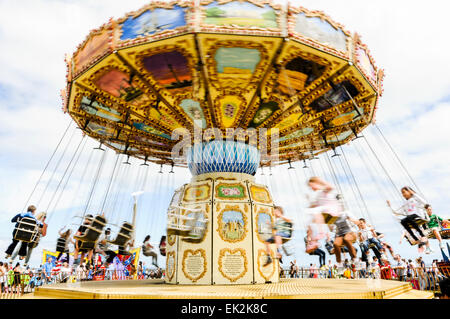 De nombreux enfants sur un chairplane «' ride Banque D'Images