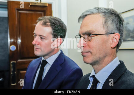 Belfast, Irlande du Nord. 23 déc 2014 - Sean Sherlock, ministre irlandais de l'État responsable de l'APD, le commerce et la promotion de la coopération Nord Sud (Ministère des Affaires étrangères et du Commerce extérieur), avec Andrew Murrison, ministre britannique de l'Irlande du Nord pendant les négociations pour l'accord de Stormont House Banque D'Images