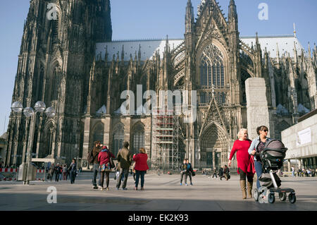 Les touristes de la cathédrale de Cologne, Rhénanie du Nord-Westphalie, Allemagne. Banque D'Images