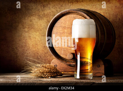 Tonneau en bois et de la bière avec du blé sur une table en bois Banque D'Images