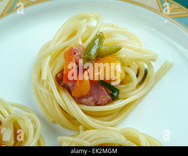 Squash en spirale des spaghettis avec sauce aux légumes et saucisses . Banque D'Images