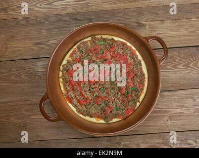 Lahmacun - ronde, mince feuille de pâte garnie de viande hachée et de légumes hachés Banque D'Images