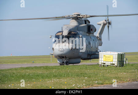 L'Escadron 820 hélicoptères Merlin Mk2 retour de l'effort d'aide de l'Ebola à la Sierra Leone, à RNAS Culdrose Banque D'Images