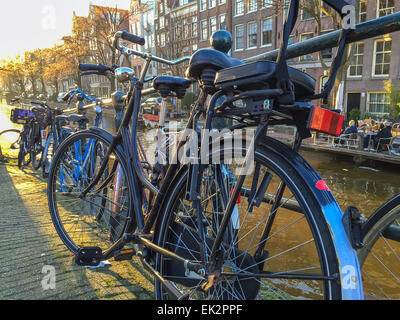 Garée vélo avec siège enfant à Amsterdam Banque D'Images