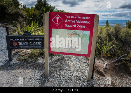 Panneau d'avertissement près de Te Maari Tongariro Crossing, cratère, île du nord, en Nouvelle-Zélande. Banque D'Images