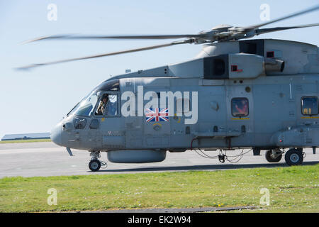 L'Escadron 820 hélicoptères Merlin Mk2 retour de l'effort d'aide de l'Ebola à la Sierra Leone, à RNAS Culdrose Banque D'Images