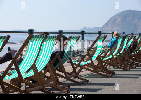 La ville de Sidmouth. Devon, Royaume-Uni. 06 avr, 2015. Avec les températures en hausse dans le milieu des années 60, les touristes affluent pour passer le lundi de Pâques sur le front de mer de Sidmouth, Devon. Credit Photo : Alamy/Central Live News Banque D'Images