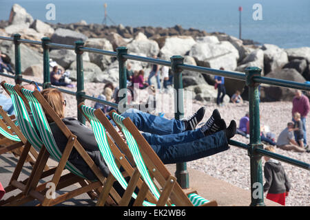 La ville de Sidmouth. Devon, Royaume-Uni. 06 avr, 2015. Avec les températures en hausse dans le milieu des années 60, les touristes affluent pour passer le lundi de Pâques sur le front de mer de Sidmouth, Devon. Credit Photo : Alamy/Central Live News Banque D'Images