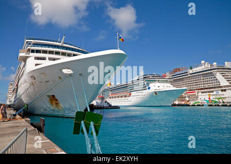 Trois des navires de croisière amarré sur l'Ile de Saint Martin dans les Caraïbes Banque D'Images