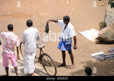 Galle, Sri Lanka. L'homme à la vente du poisson dans la rue. Banque D'Images