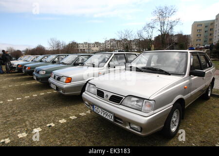 Gdansk, Pologne. 06 avril 2015. Classic cars seazon ouverture dans Gdansk. Des centaines d'amateurs de voitures classiques montre leurs voitures , tous les construire avant le 1989. Sur la photo : Polonais Polonez Caro Crédit voitures : Michal Fludra/Alamy Live News Banque D'Images