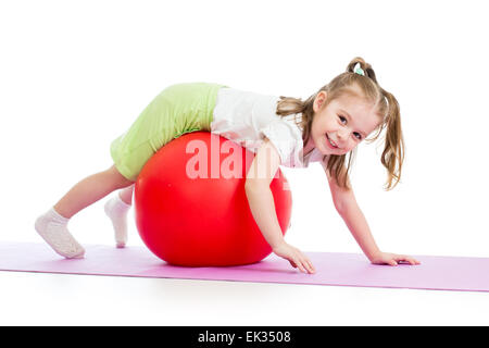 Enfant girl doing fitness exercise avec fitball Banque D'Images