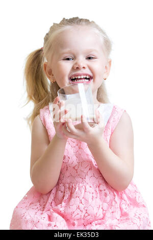 Heureux l'enfant de boire du lait ou du yogourt Banque D'Images