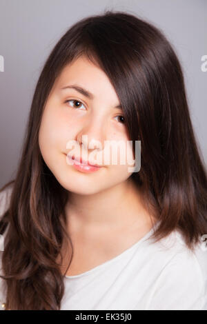 Portrait d'une jeune adolescente dans studio Banque D'Images