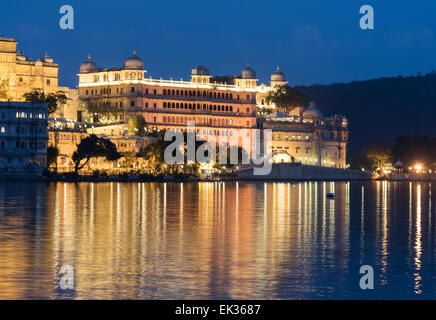 Shiv Niwas Palace Hotel par le lac Pichola, Udaipur, Rajasthan, Inde Banque D'Images