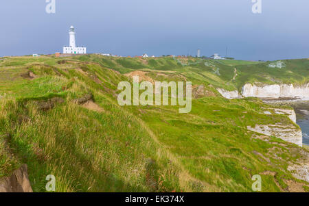 Le phare moderne baigné de lumière du matin avec une vue sur le paysage et les falaises de craie hautes le long du littoral de la mer du Nord. Banque D'Images