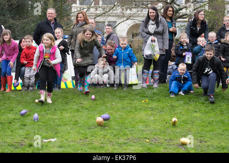 Preston, Lancashire, Royaume-Uni. 06 avril 2015. Les enfants prennent part à la tradition d'Egg rolling in Avenham Park, Preston. La tradition a été autour depuis des centaines d'années et les gens se sont rendus par milliers le lundi de Pâques pour faire le chocolat et les oeufs durs vers le bas des collines de la City-Center park. La tradition des œufs de Pâques rolling a également été adopté par les États-Unis et maintenant il y a un oeuf de Pâques annuelle rolling Événement tenu pour les enfants sur la pelouse de la Maison Blanche. Crédit : Paul Melling/Alamy Live News Banque D'Images