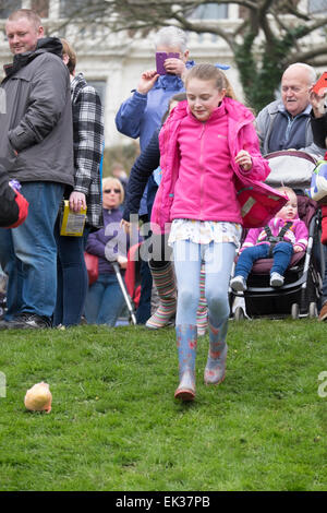 Preston, Lancashire, Royaume-Uni. 06 avril 2015. Les enfants prennent part à la tradition d'Egg rolling in Avenham Park, Preston. La tradition a été autour depuis des centaines d'années et les gens se sont rendus par milliers le lundi de Pâques pour faire le chocolat et les oeufs durs vers le bas des collines de la City-Center park. La tradition des œufs de Pâques rolling a également été adopté par les États-Unis et maintenant il y a un oeuf de Pâques annuelle rolling Événement tenu pour les enfants sur la pelouse de la Maison Blanche. Crédit : Paul Melling/Alamy Live News Banque D'Images