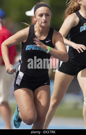 Des Moines, Iowa, USA. 24 mai, 2014. La vallée agréable Claire Schwarz, termine dans le 4A pour 4X400 à la voie de l'état de l'Iowa Championships à Drake University, à Des Moines, IA., Samedi, Mai 24th, 2014. Publié le 12 novembre 2014. La vallée agréable Claire Schwarz s'exécute dans le relais 1 600 mètres au printemps dernier à Drake Stadium. Schwarz a décidé de poursuivre sa carrière à l'État du Missouri. © Quad-City Times/ZUMA/Alamy Fil Live News Banque D'Images