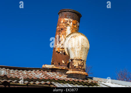 Cheminée et ventilation des vieux passanger naufrage avec ciel bleu en arrière-plan. Banque D'Images