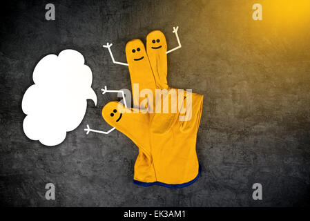 Trois heureux rire emoticons sur des doigts de cuir jaune de l'industrie de la construction de protection Gants de travail avec Bulle comme Banque D'Images