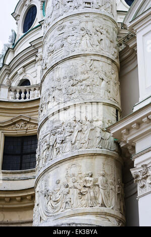 Bas-relief sculpté sur une grande colonne de marbre à l'extérieur de l'église Karlskirche, Vienne, Autriche. Banque D'Images