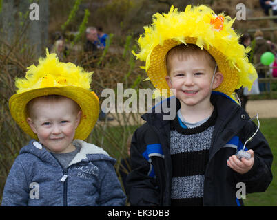 Avenham Park, Preston, Lancashire, Royaume-Uni. 6 avril 2015. Breyden et Noah lors de la parade et de la compétition du capot de Pâques. Chaque lundi de Pâques, les œufs sont déroulés sur les pistes du parc Avenham. Dans le passé, il s'agissait d'œufs durs décorés de façon traditionnelle, mais ils sont souvent de la variété de chocolat ! En plus du roulement des œufs, l'événement accueille un concours de Pâques Bonnet, de la nourriture et des boissons du Lancashire et de nombreux divertissements pour une journée complète. Banque D'Images