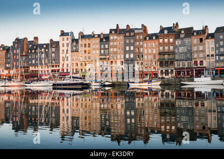 Tôt le matin les réflexions d'architecture dans le port de Honfleur, ville de Normandie, France, Europe Banque D'Images