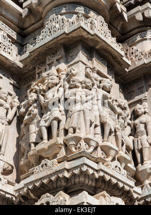 Close-up de sculptures sur pierre à Jagdish Temple, Udaipur, Rajasthan, Inde Banque D'Images